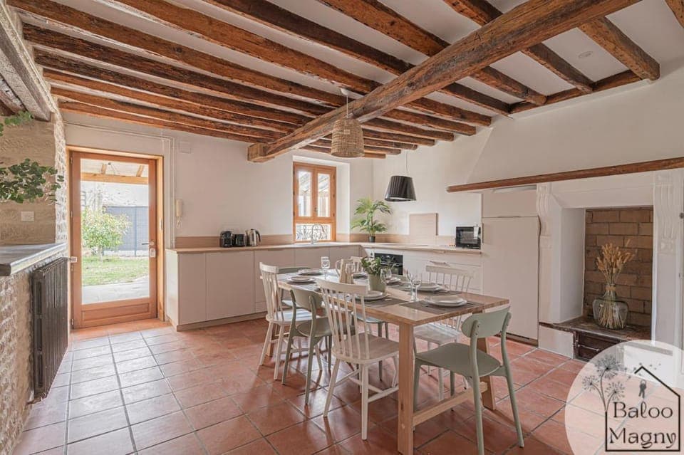 Kitchen or kitchenette, Dining area, oven, stove