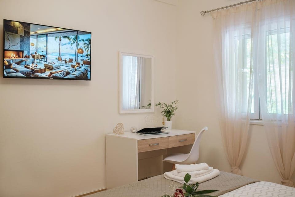 Bed, TV and multimedia, Bedroom, towels