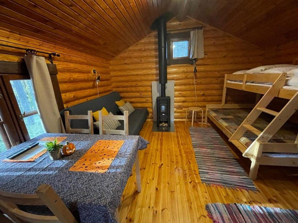 Photo of the whole room, bunk bed, fireplace, fireplace