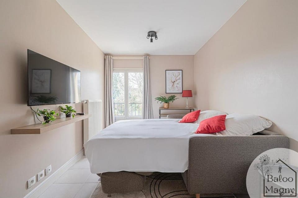 Communal lounge/ TV room, Bed, TV and multimedia, Photo of the whole room, Bedroom