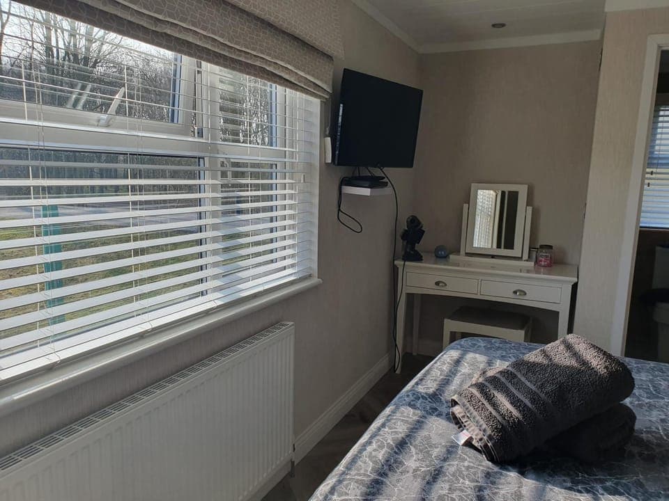 Bed, TV and multimedia, Seating area, towels