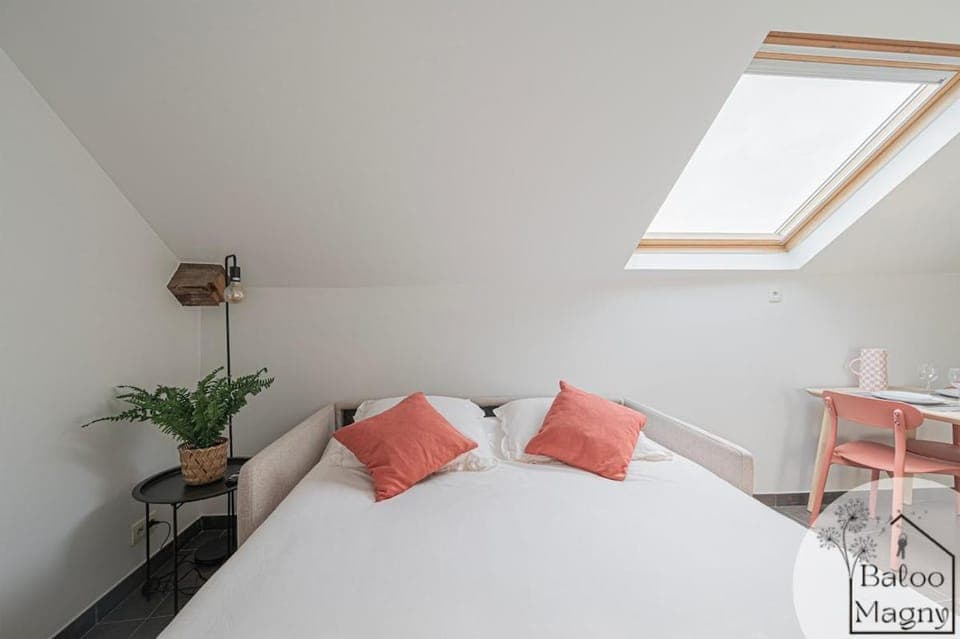 Bed, Living room, Photo of the whole room, Seating area, Bedroom