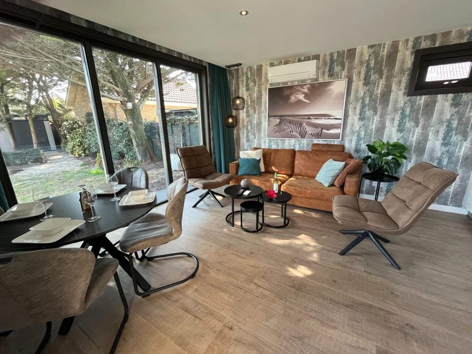 Property building, Patio, Living room, Seating area, Dining area