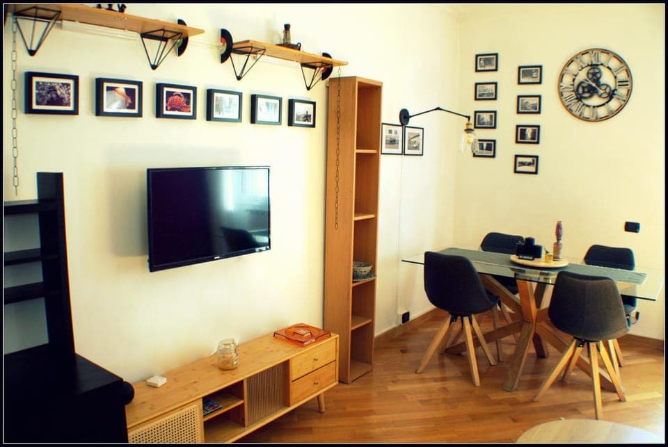 Communal lounge/ TV room, TV and multimedia, Living room, Seating area, Dining area