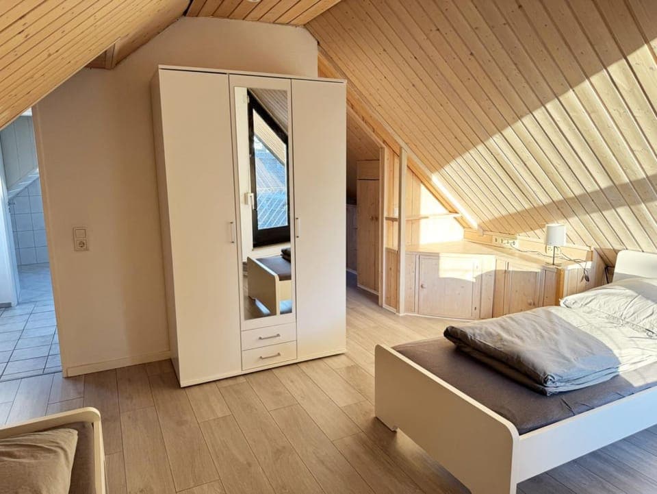 Photo of the whole room, Bedroom, wardrobe