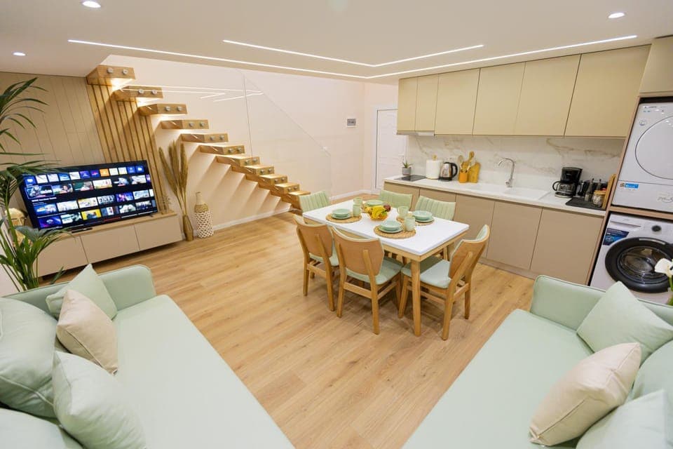 TV and multimedia, Coffee/tea facilities, Kitchen or kitchenette, Living room, Food and drinks, Seating area, Dining area, Food, minibar, pet friendly, stove, toaster