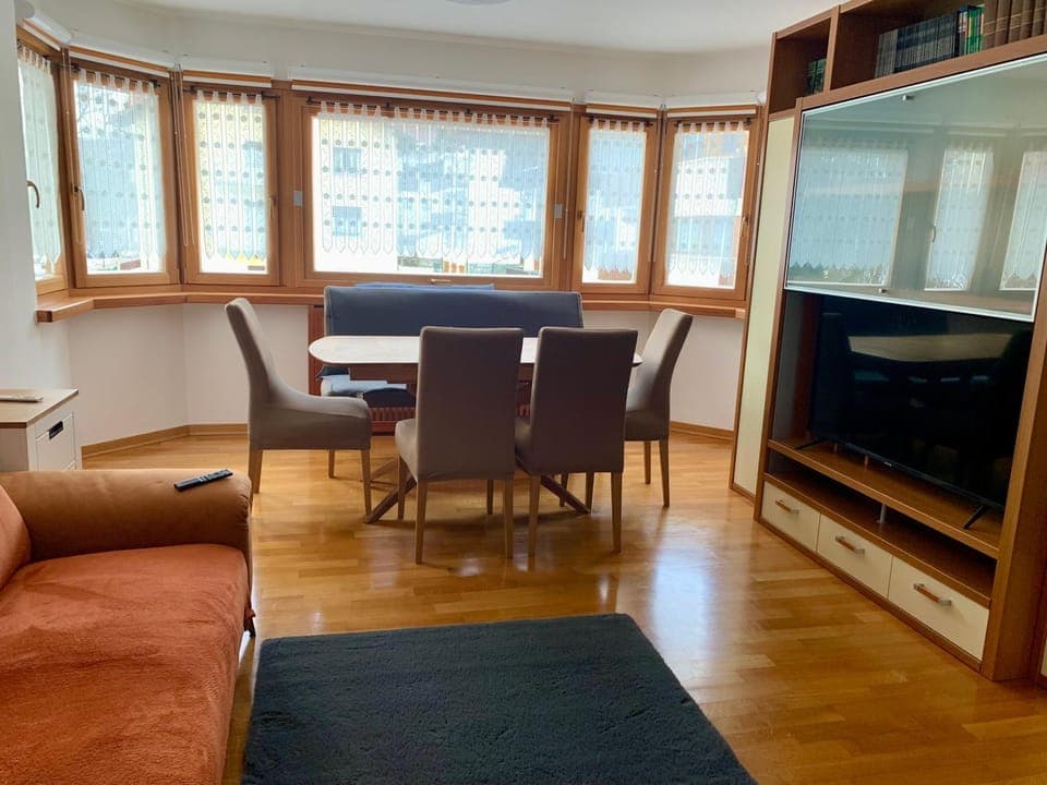 TV and multimedia, Living room, Seating area, Dining area