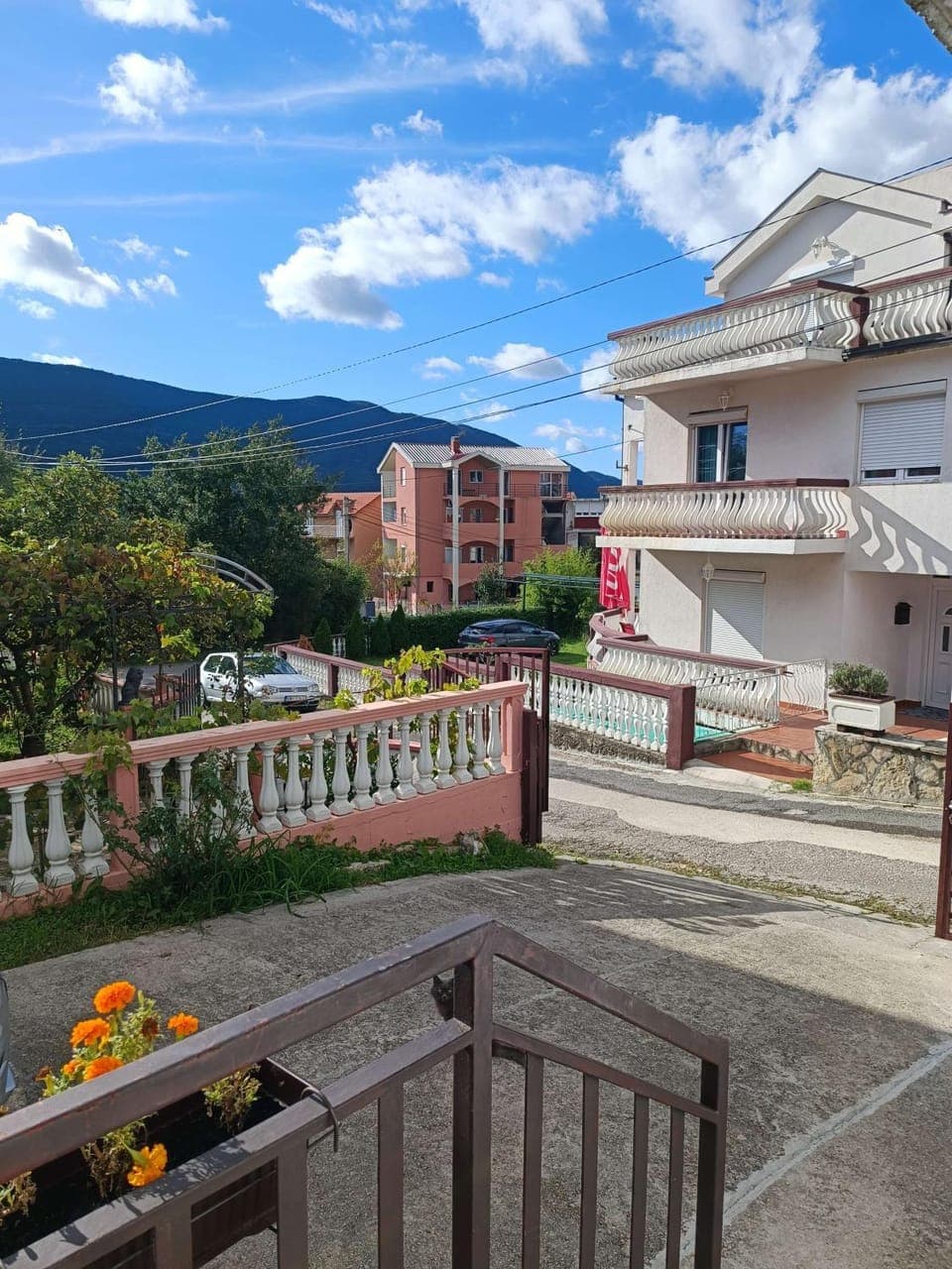 Spring, Neighbourhood, Mountain view, Street view, Parking