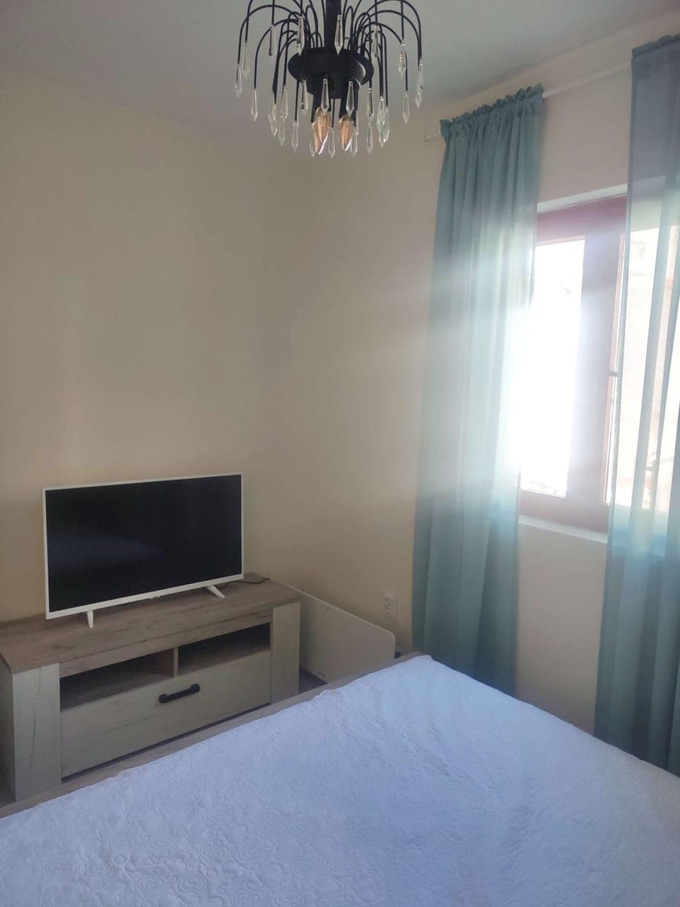 Bed, TV and multimedia, Bedroom