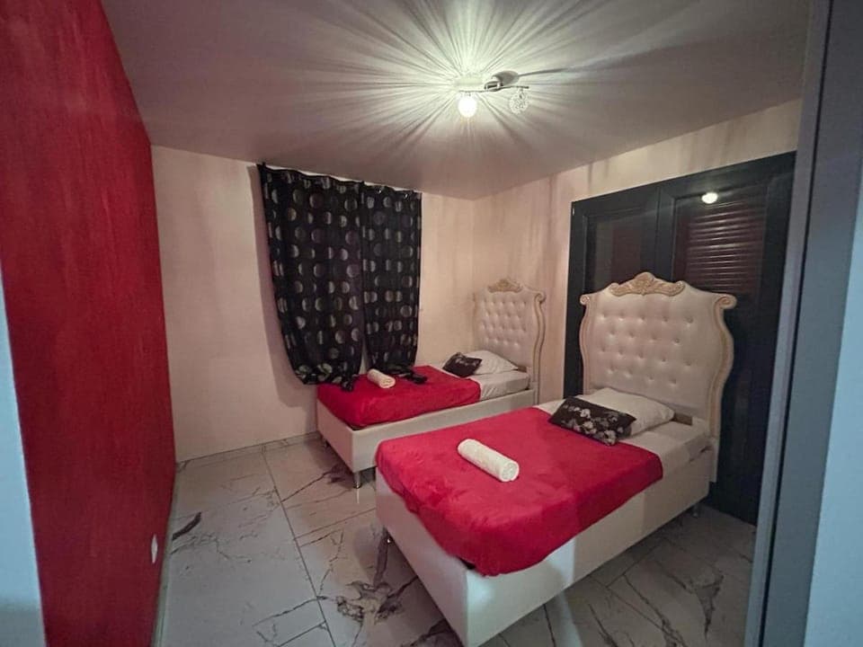 Bed, Bedroom, towels