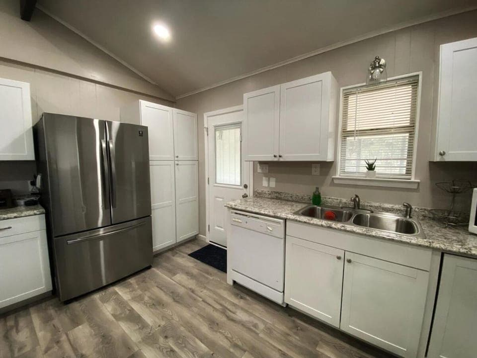 Kitchen or kitchenette, dishwasher