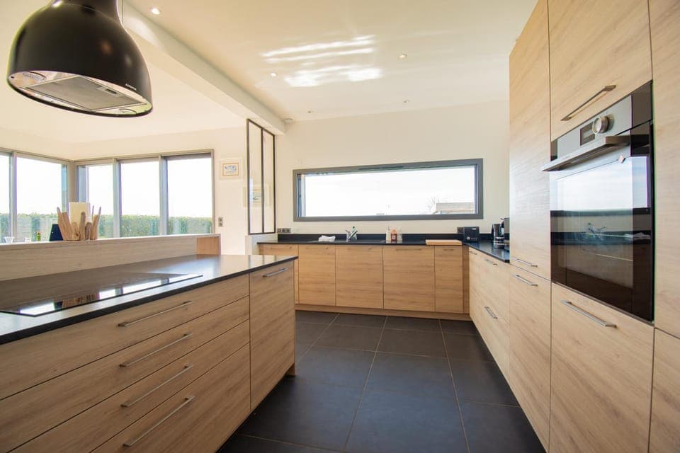 Kitchen or kitchenette, dishwasher, stove