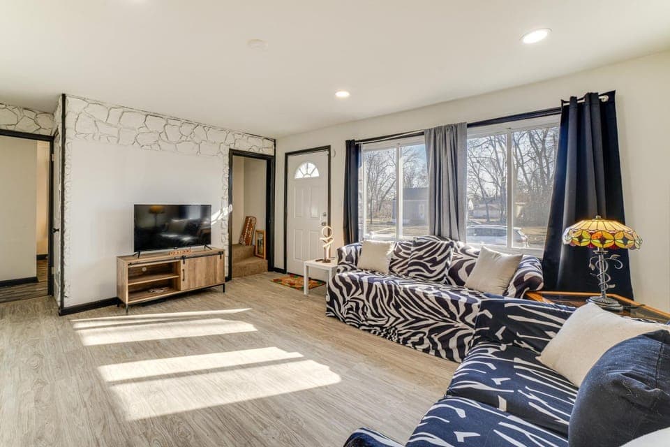 3 Mi to Hard Rock Casino: Charming Home in Gary! House in Gary