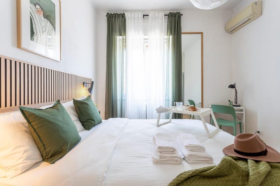 Bed, Photo of the whole room, Seating area, Bedroom, towels, air conditioner