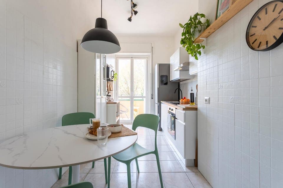 Kitchen or kitchenette, Food and drinks, Dining area, stove