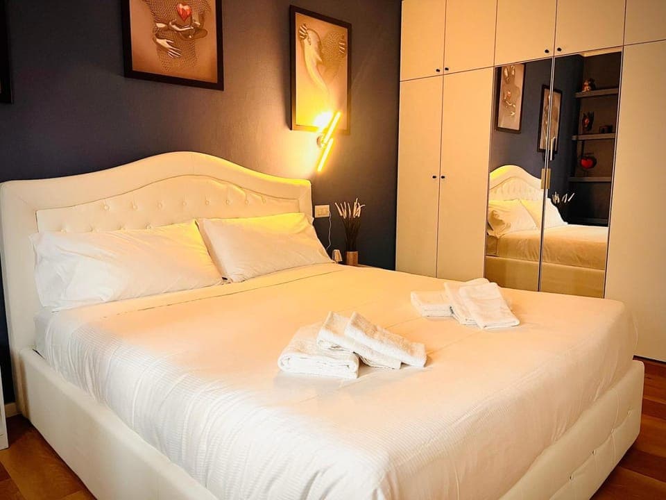 Photo of the whole room, Bedroom