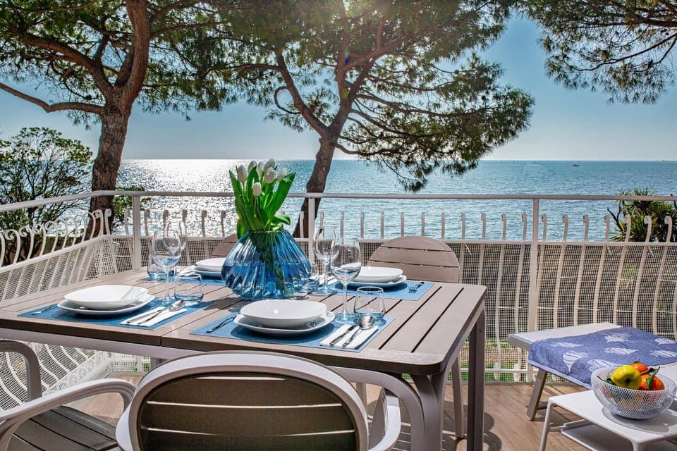 Natural landscape, View (from property/room), Balcony/Terrace, Dining area, Beach, Sea view