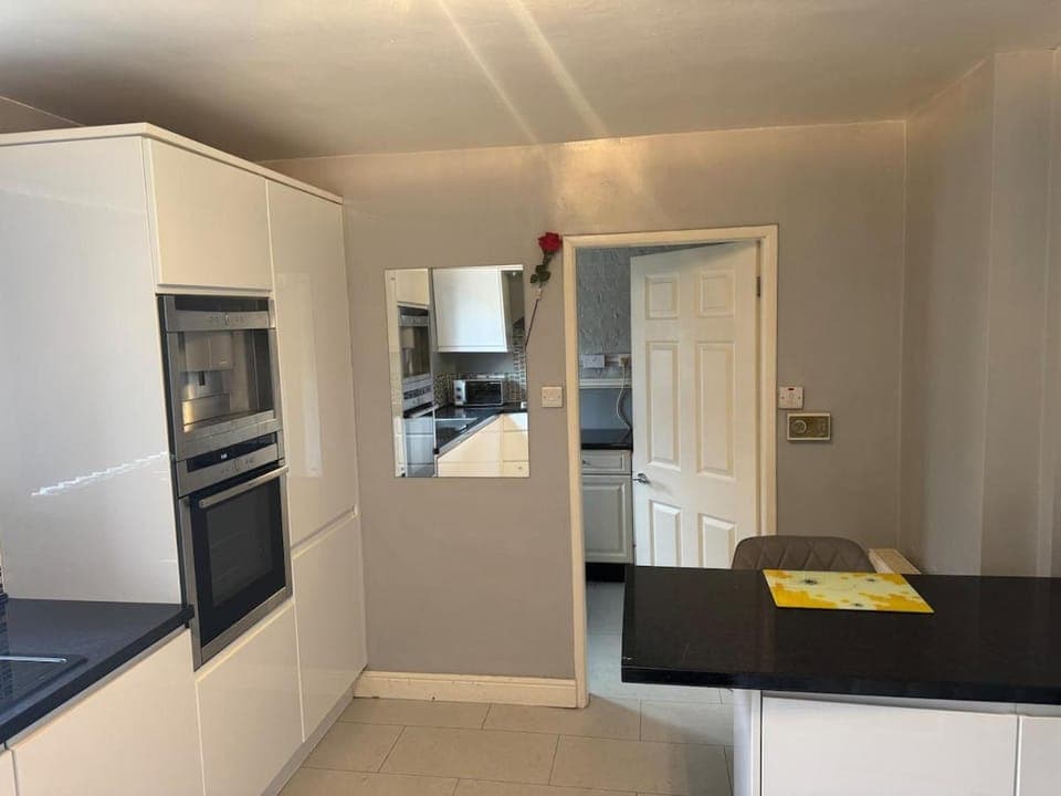 Kitchen or kitchenette, Dining area, oven
