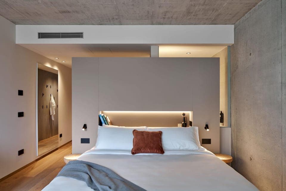 Bed, Photo of the whole room, hair dresser, air conditioner