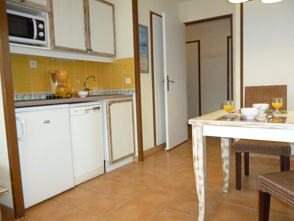Kitchen or kitchenette, minibar, stove