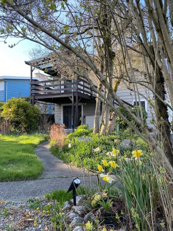 Property building, Spring, Day, Garden, Balcony/Terrace, Garden view