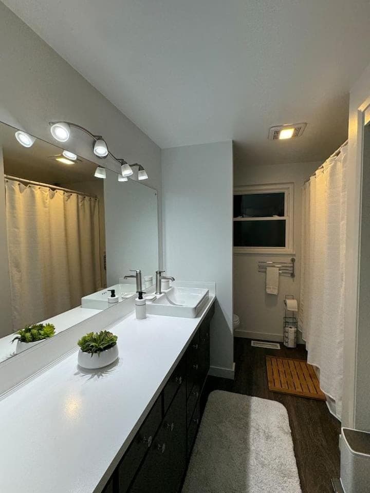 Toilet, Bathroom, towels