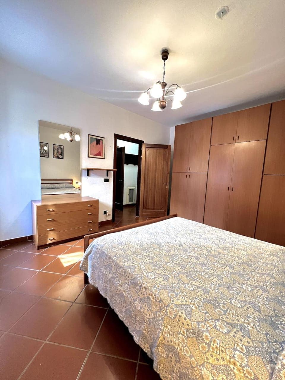 Photo of the whole room, Bedroom, wardrobe