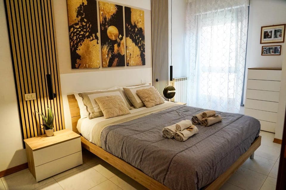 Photo of the whole room, Bedroom, towels