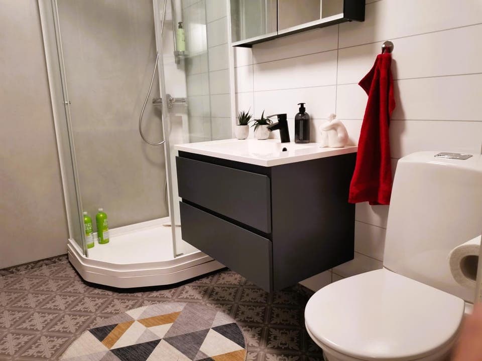 Shower, Toilet, Bathroom, towels