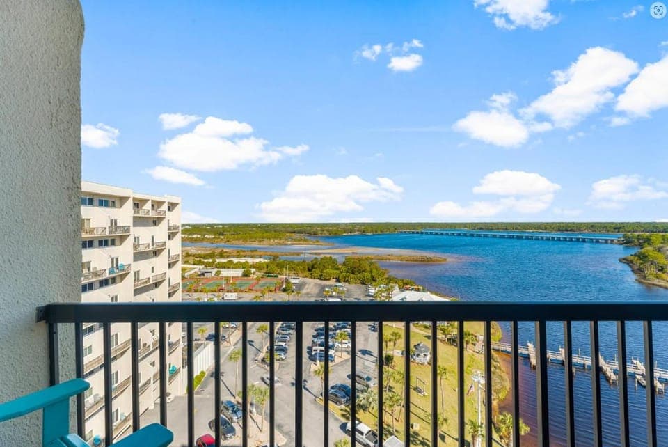 Property building, Natural landscape, Balcony/Terrace, Lake view, Parking