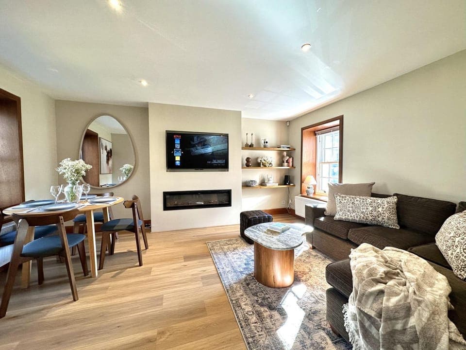 TV and multimedia, Living room, Seating area, Dining area