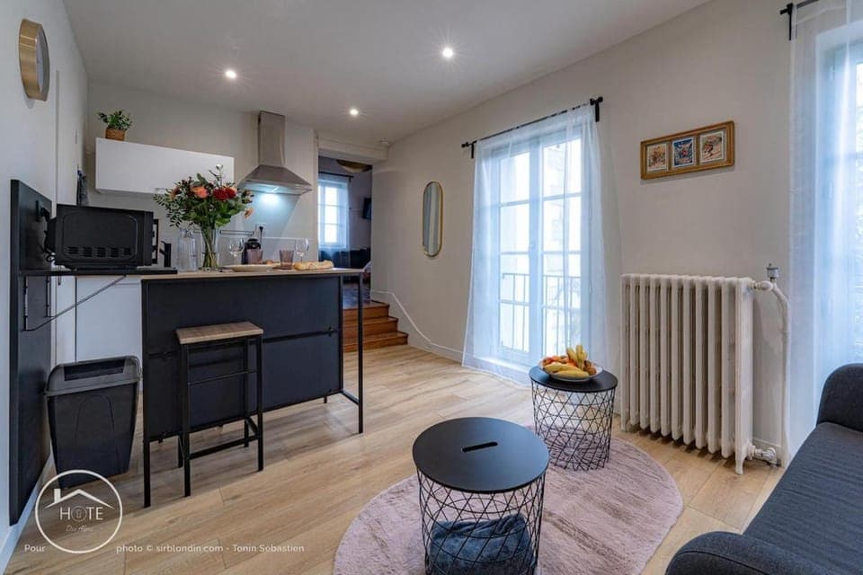 Kitchen or kitchenette, internet, stove