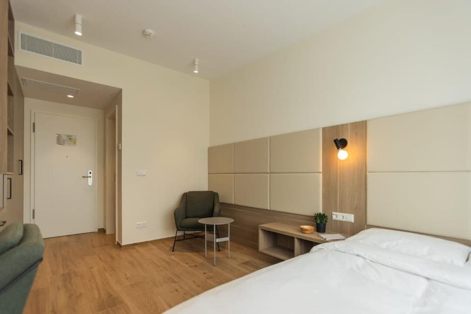 Bed, Photo of the whole room, Seating area, Bedroom