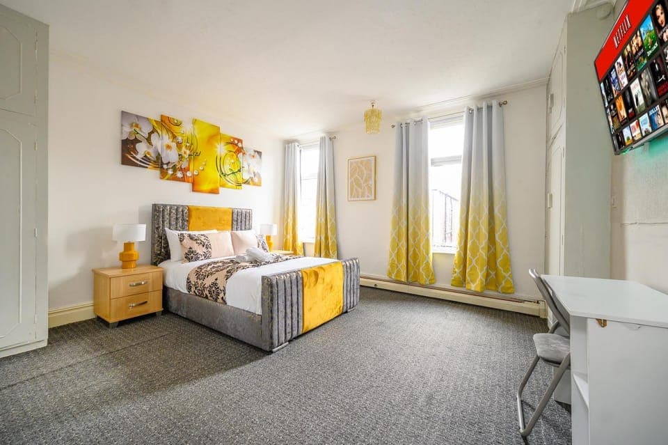 Bed, TV and multimedia, Photo of the whole room, Bedroom