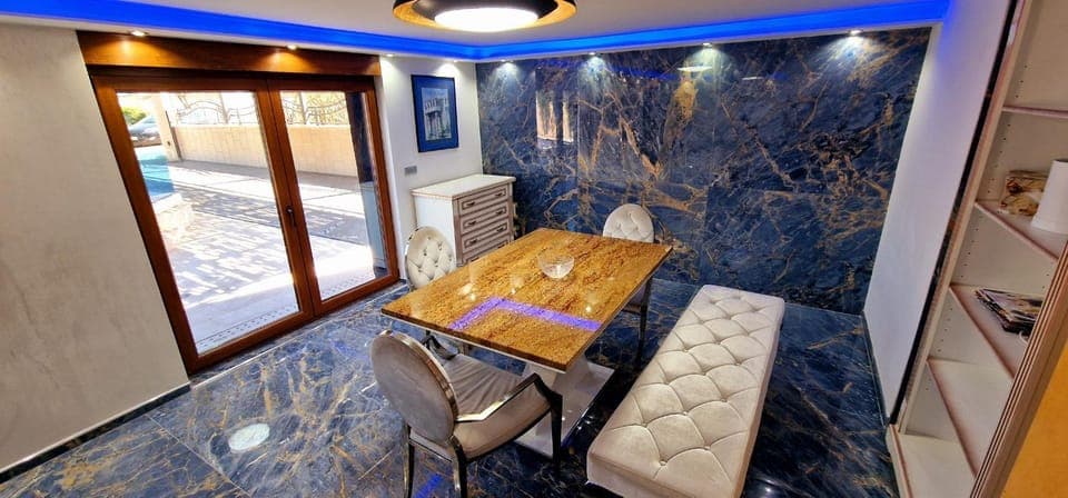 Seating area, Dining area