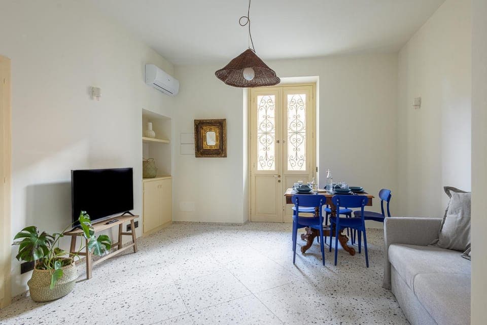 Communal lounge/ TV room, TV and multimedia, Living room, Seating area, Dining area, air conditioner