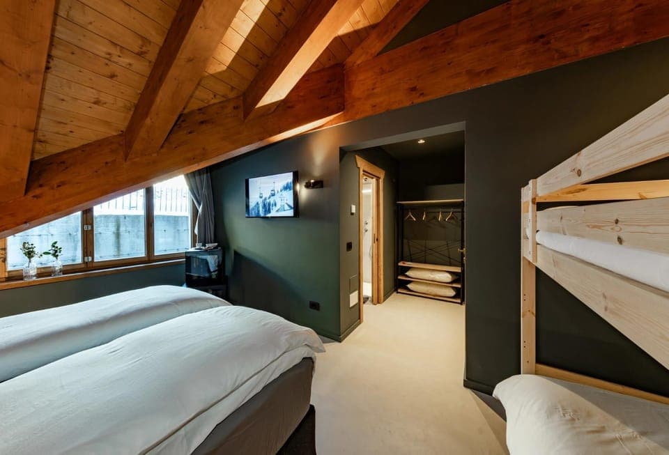 Bedroom, bunk bed