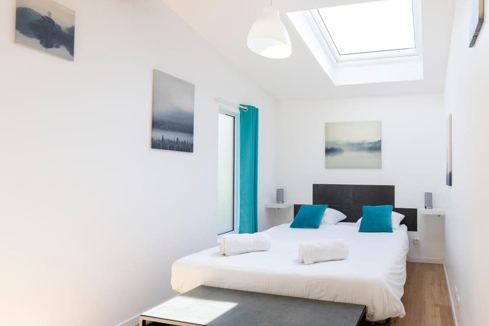 Photo of the whole room, Bedroom