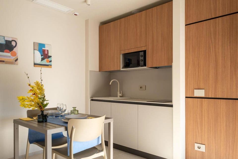 Kitchen or kitchenette, Dining area