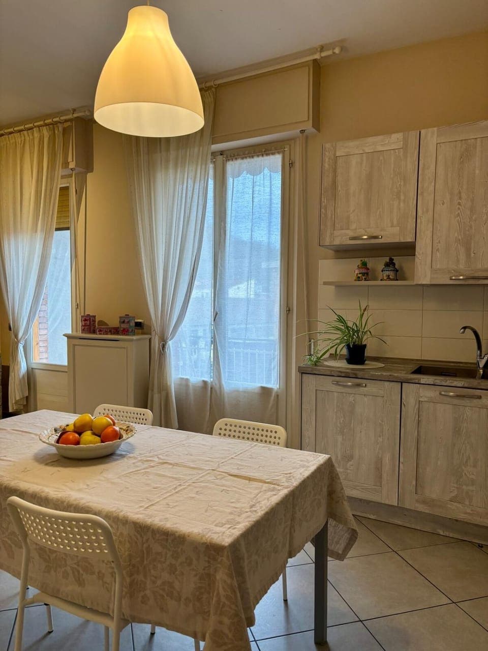 Kitchen or kitchenette, Dining area