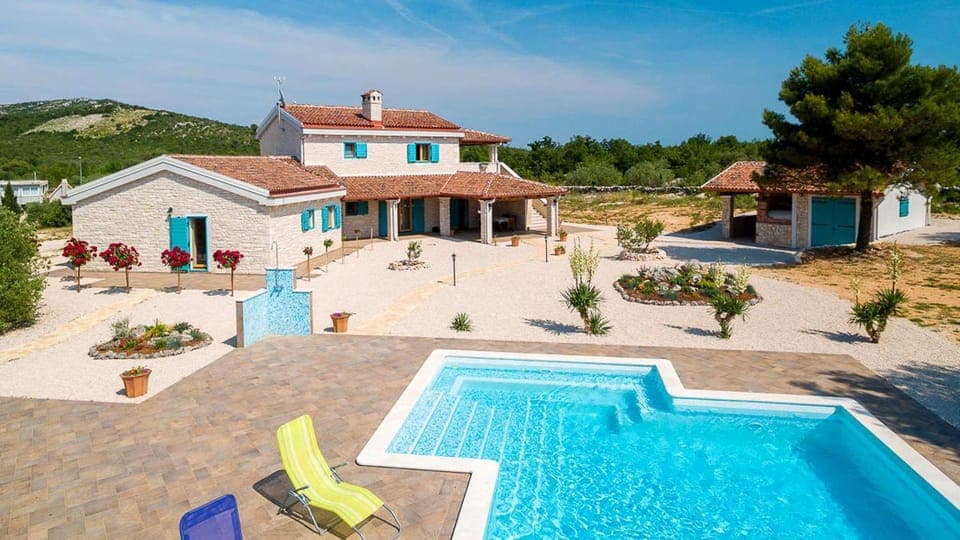 Property building, Natural landscape, Garden, Balcony/Terrace, Mountain view, Swimming pool