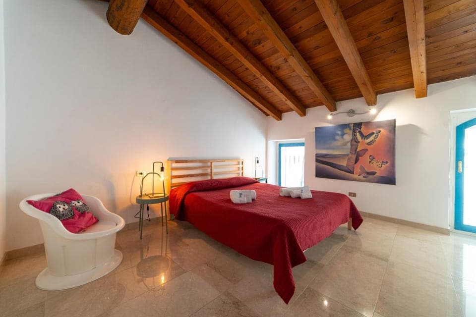 Bed, Living room, Photo of the whole room, Seating area, Bedroom, towels