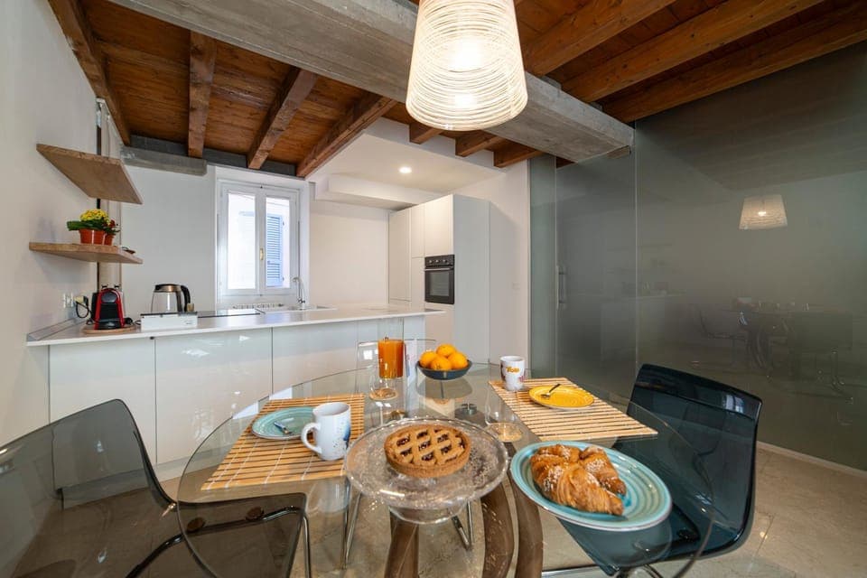 Kitchen or kitchenette, Dining area, Food, Continental breakfast, minibar