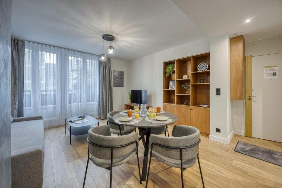 TV and multimedia, Kitchen or kitchenette, Living room, Food and drinks, Seating area, Dining area, Food, Drinks