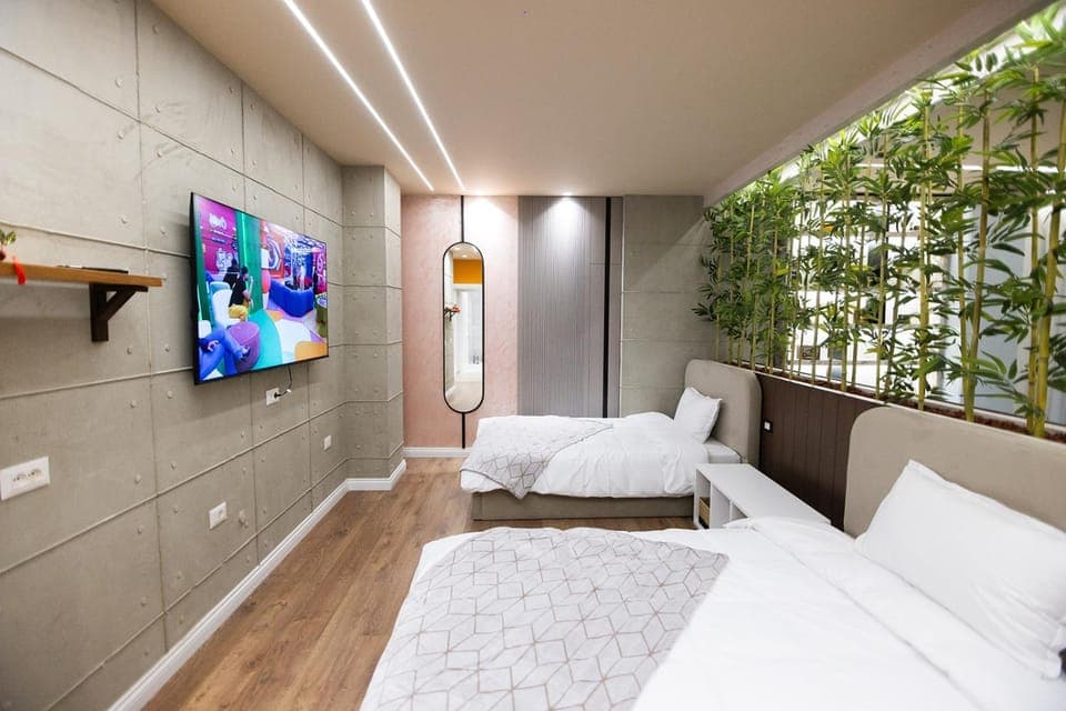 Bed, TV and multimedia, Living room, Photo of the whole room, Seating area, Evening entertainment, Bedroom