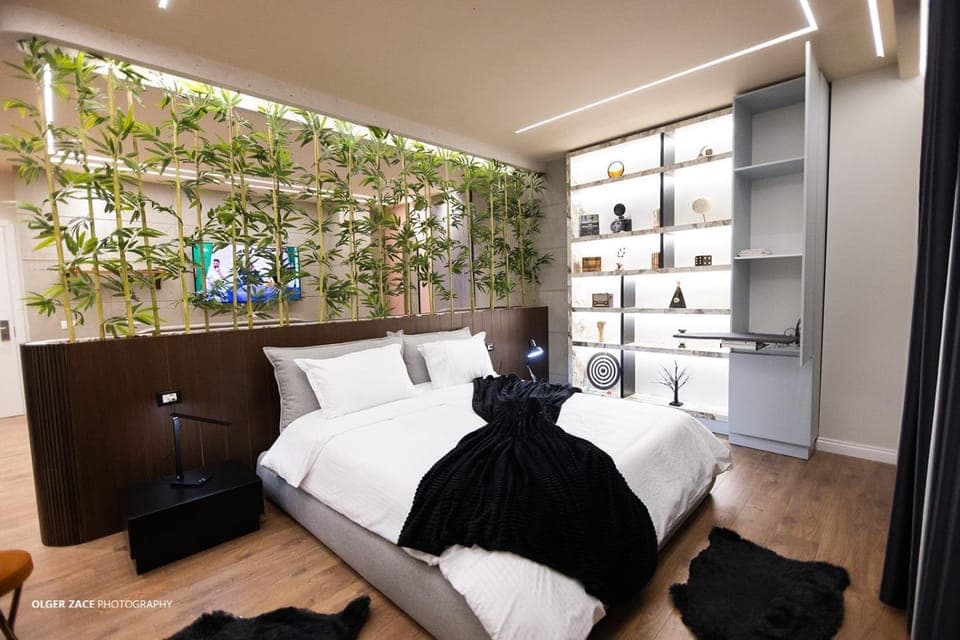 Bed, TV and multimedia, Photo of the whole room, Seating area, Bedroom, flat iron, towels, wardrobe, air conditioner