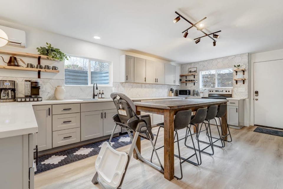 Sundance Retreat 2 King Beds Downtown & Kitchen Apartment in Colorado Springs