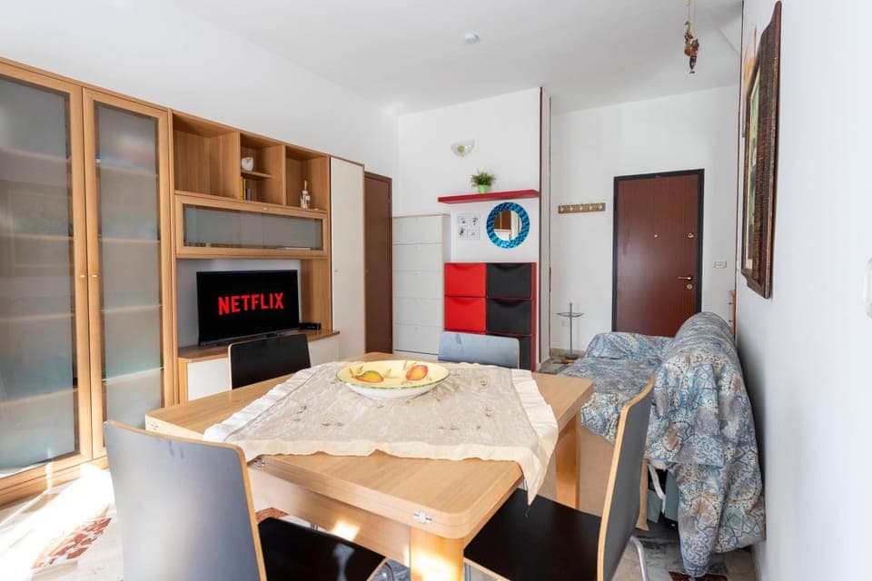 TV and multimedia, Kitchen or kitchenette, Living room, Seating area, Dining area