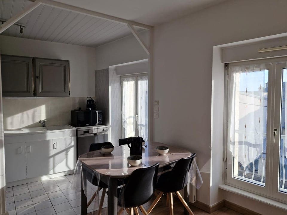 Kitchen or kitchenette, Dining area