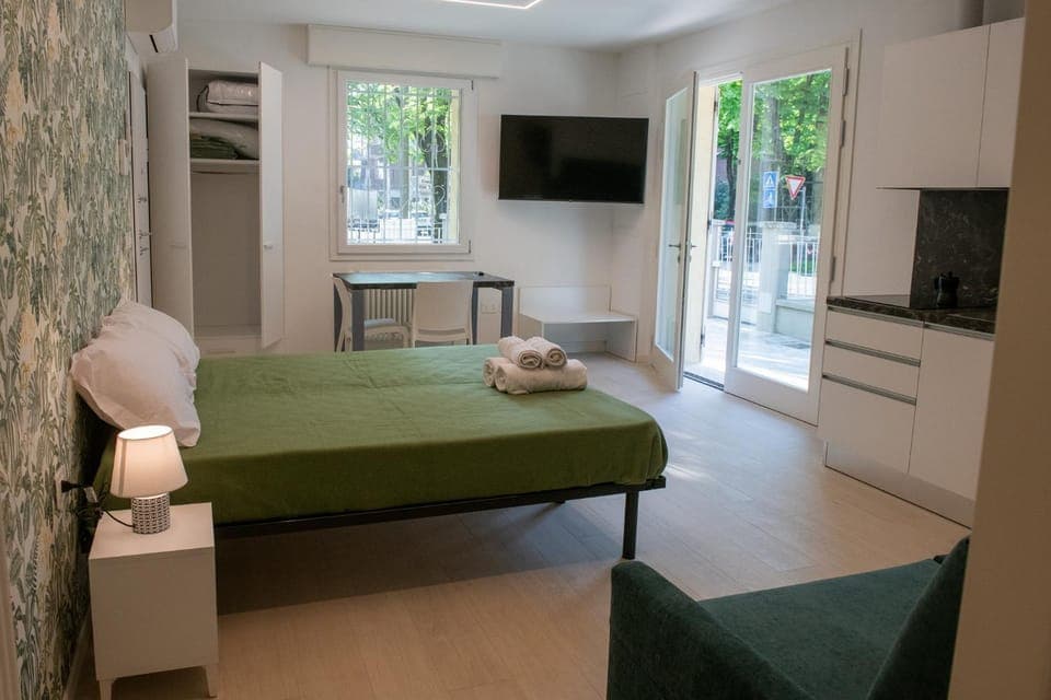 Bed, TV and multimedia, Kitchen or kitchenette, Living room, Photo of the whole room